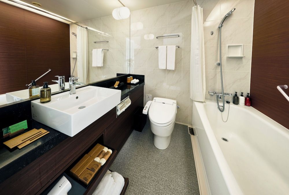 Park Hotel Tokyo Artist Room Queen - Request of artist subject to availability, Non Smoking, 31 or 34F 9