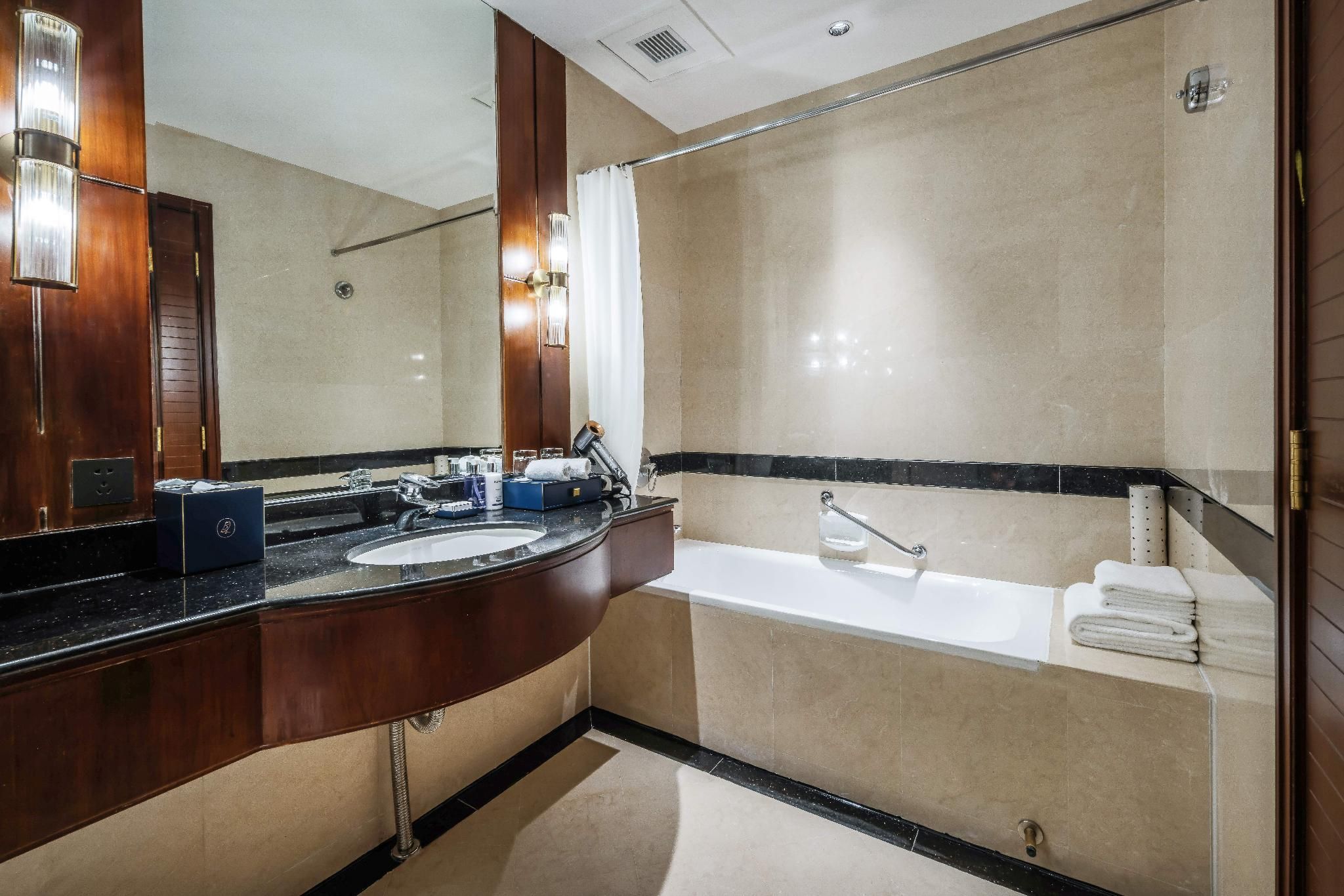 2 Bedroom Suite with Club Benefits