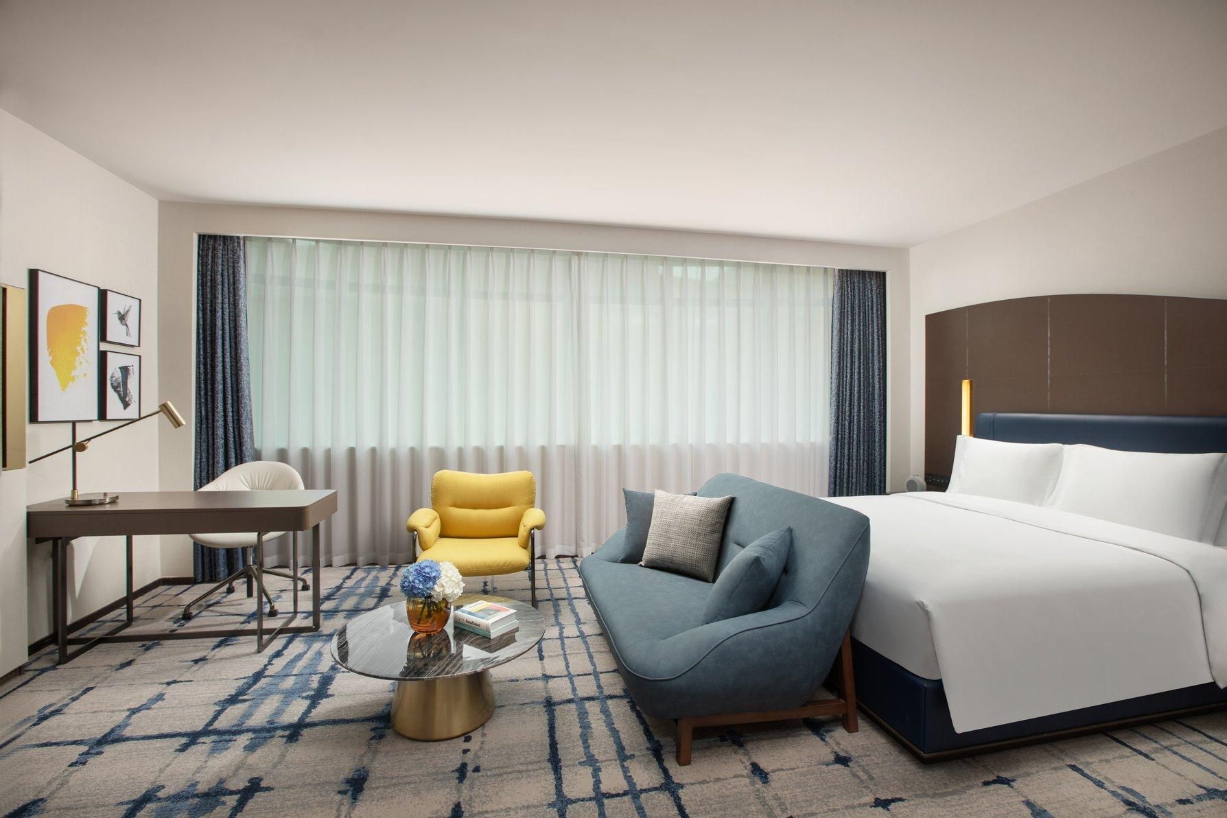 1 King Suite Lounge Access