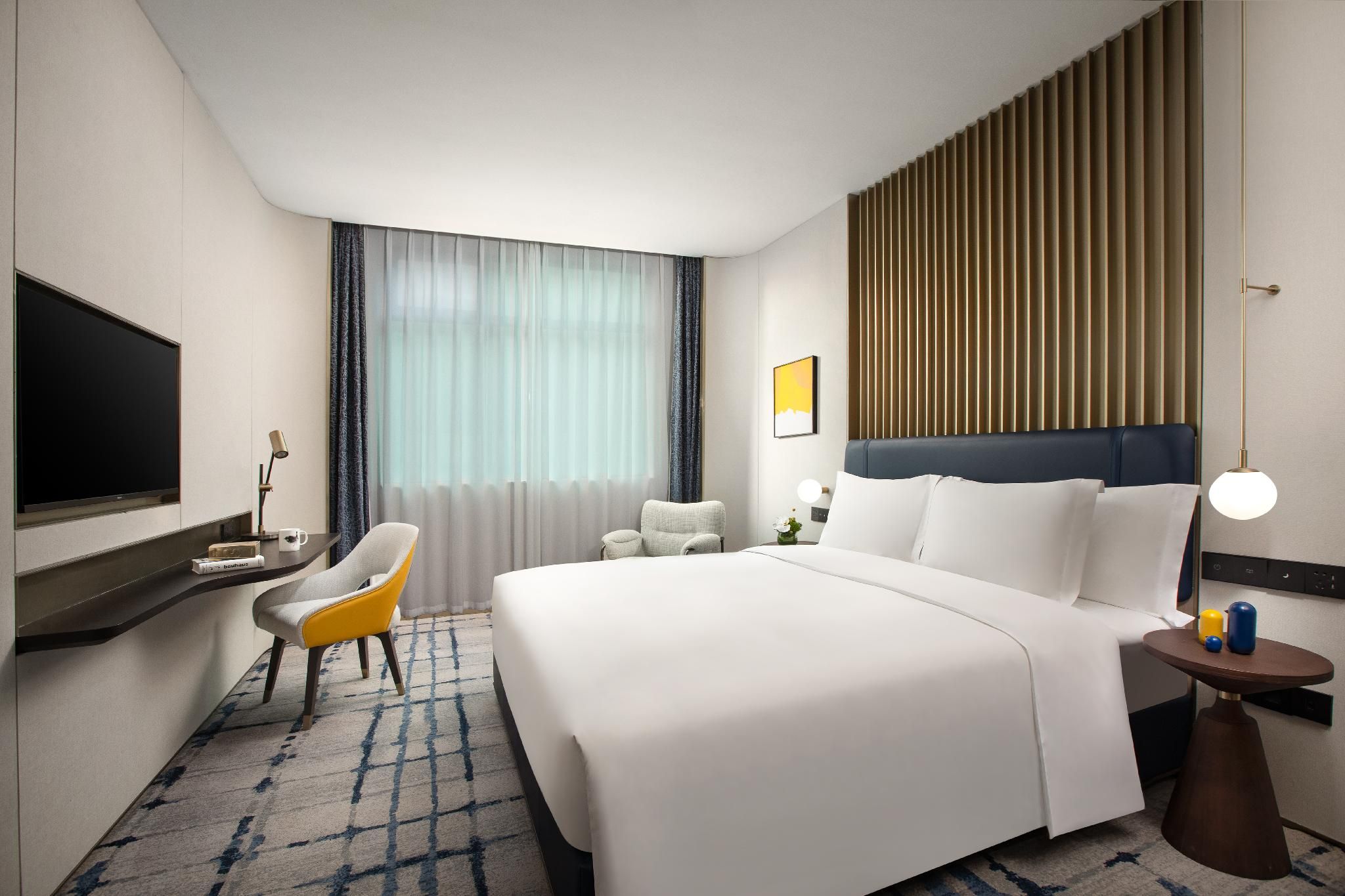 1 King Standard Lounge Access