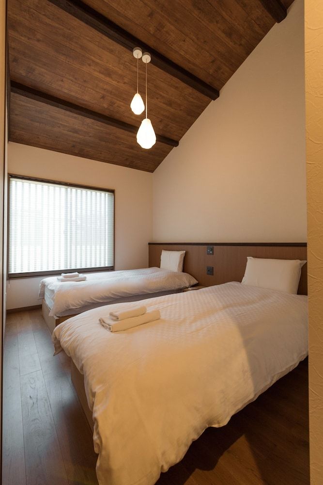 Traditional Townhome, 5 Bedrooms, Non Smoking, Private Bathroom