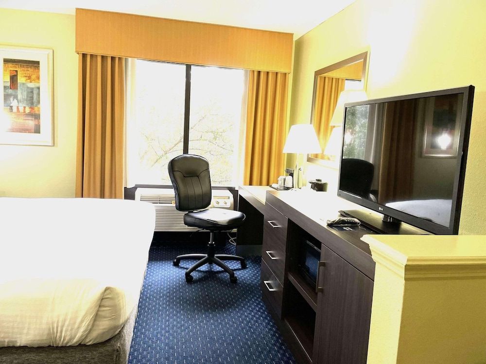 Room, 2 Queen Beds, Accessible, Non Smoking (Roll-in Shower)