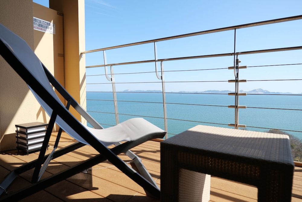 Superior Twin Room with shower booth and deck. Non Smoking, Ocean View