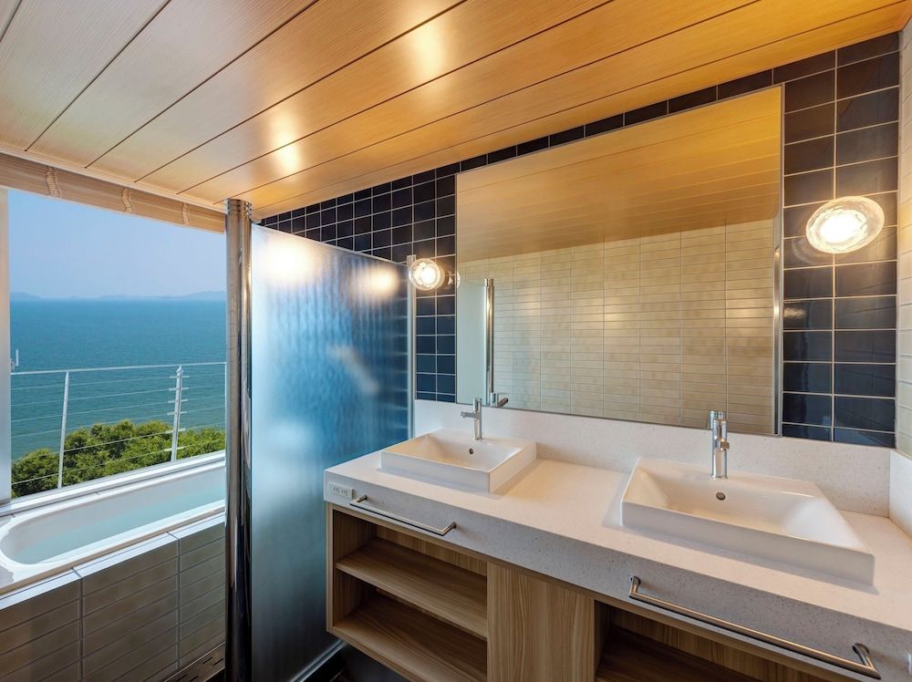 Deluxe Room with View Bath, for up to 5 pax, Non Smoking, Ocean View