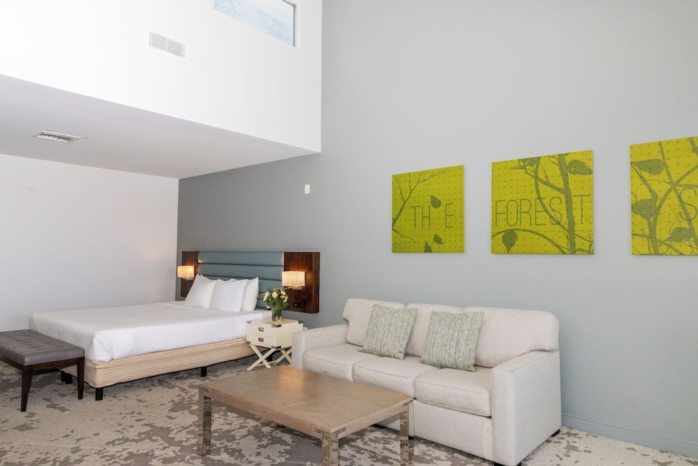 Lakehouse Resort Premier Pool View Studio 2