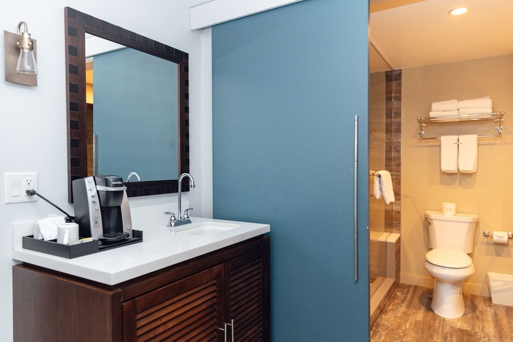 Lakehouse Resort Premier Pool View Studio 3