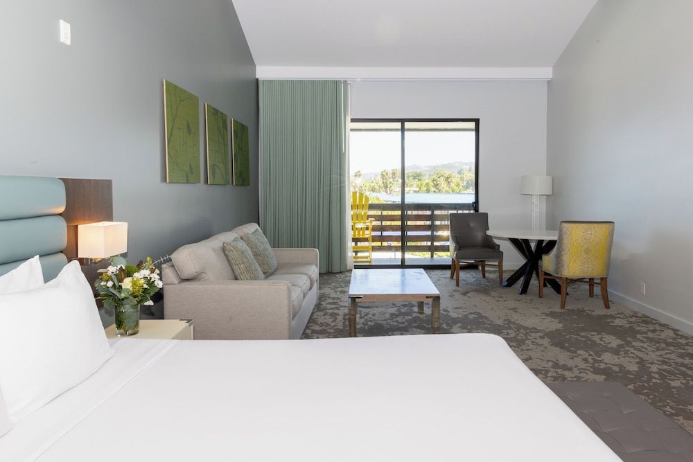 Lakehouse Resort Premier Pool View Studio