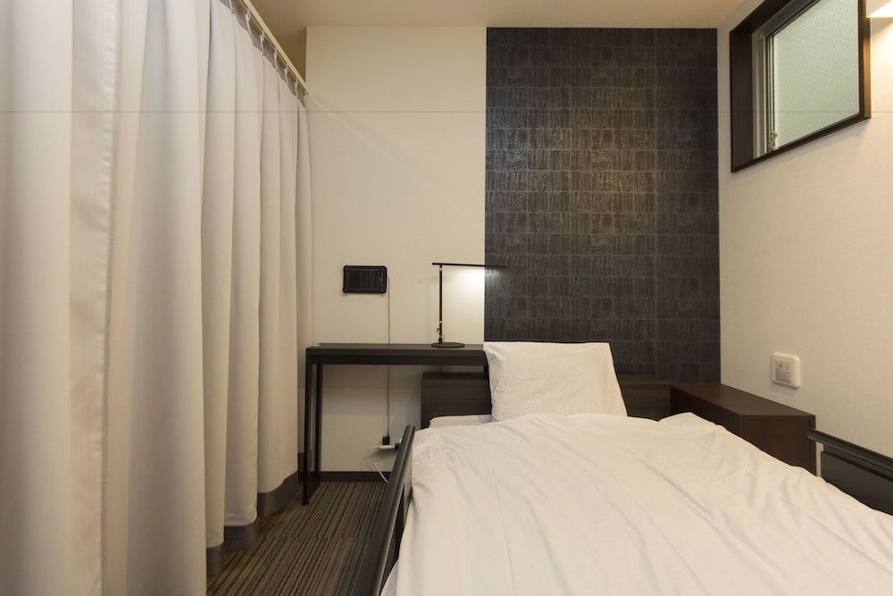 Ryoma Nishiooi I - Hostel Single Bed Desk & Chair - Male Only 4