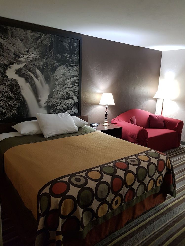 Room, 1 Queen Bed, Accessible, Non Smoking (Mobility,Tub w/Grab Bars,Pet-Friendly)