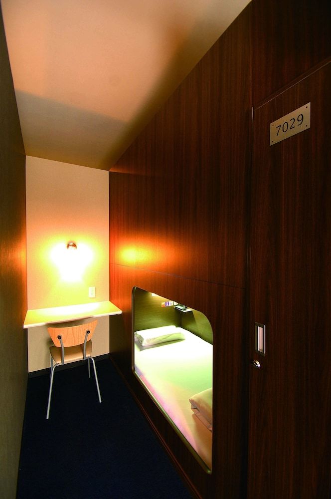 Deluxe Capsule Room (Lower Bed), Men only