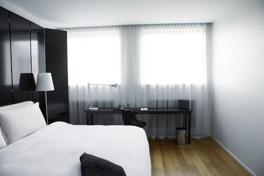 Suite, 1 King Bed, Balcony, City View (Corner)