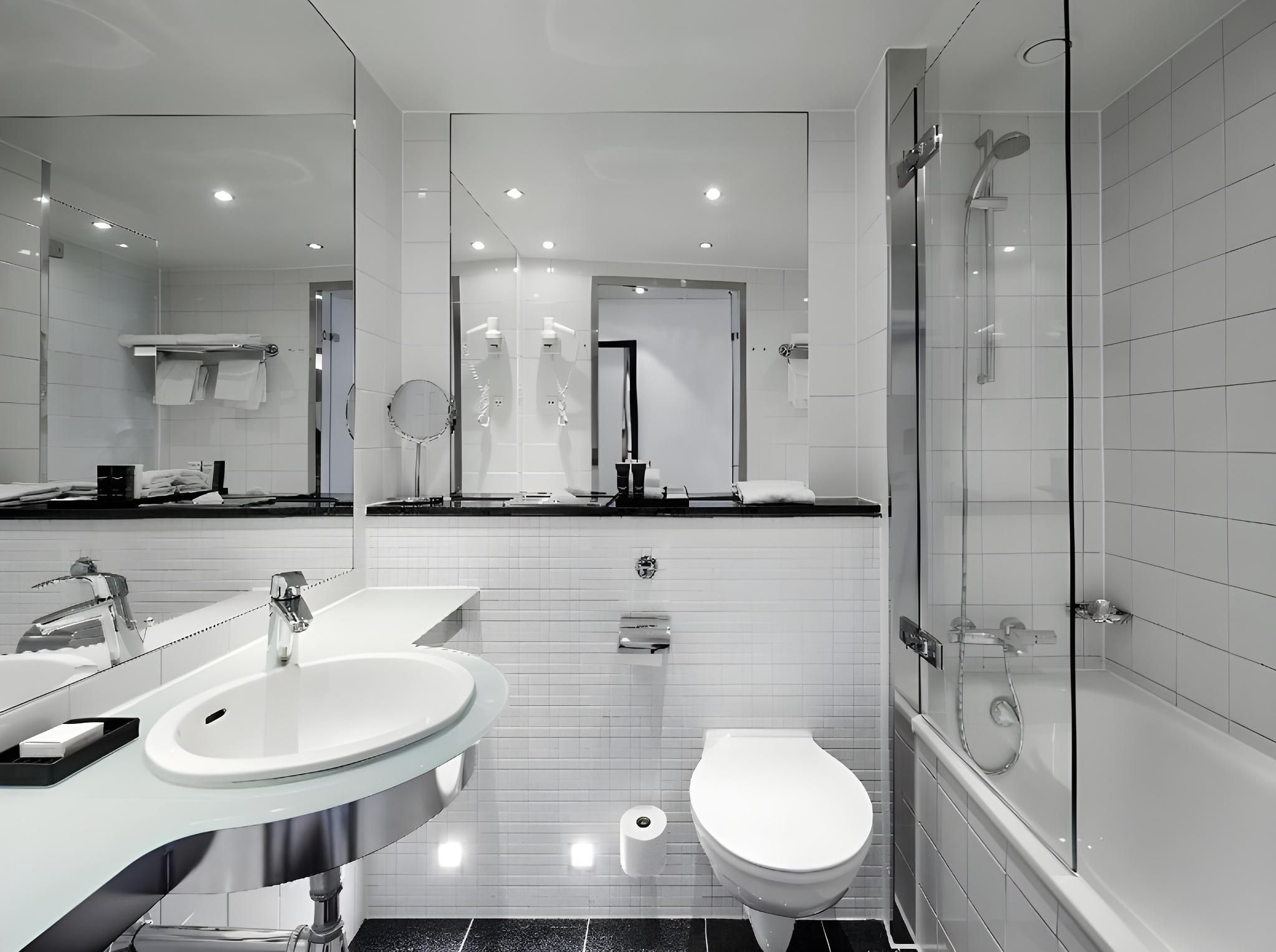 undefined The Square 8