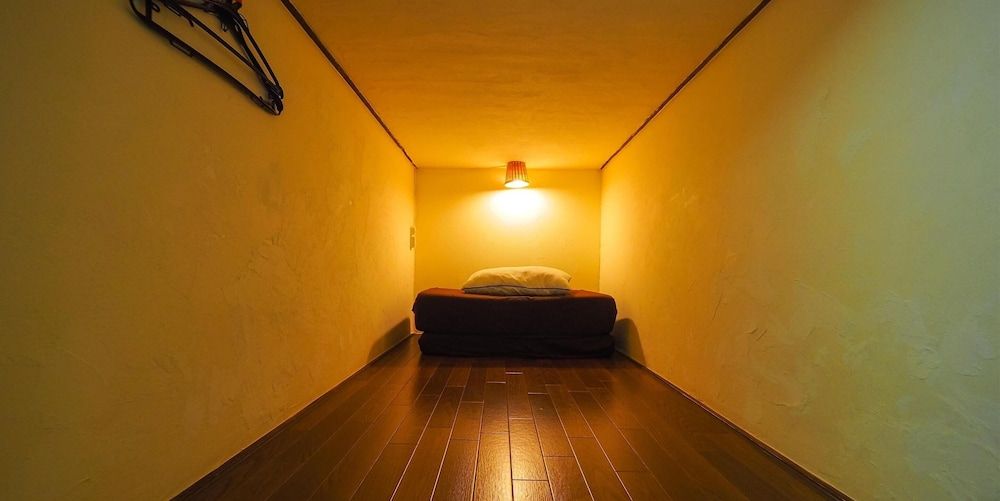 [UPPER] Capsule bed Room, Women only