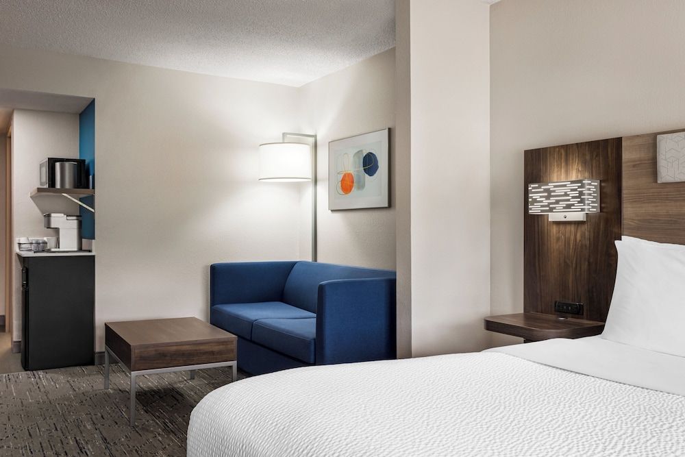 Suite, 1 Queen Bed, Accessible, Non Smoking (Communications)