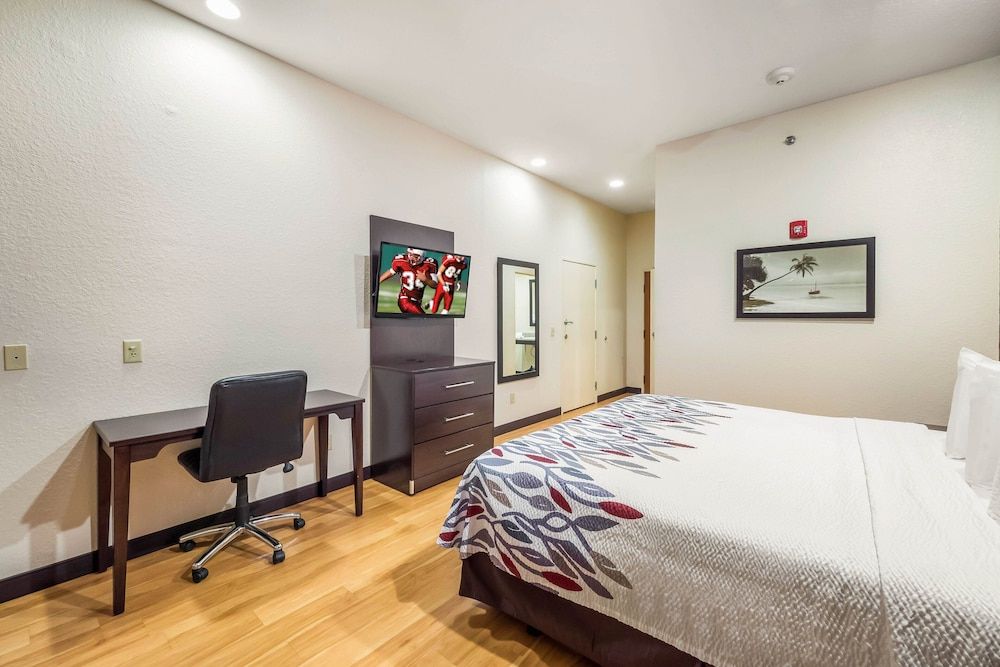 Red Roof Inn Ocala Standard Room, 1 King Bed (Smoke Free) 3