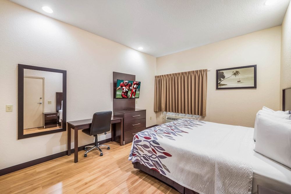 Red Roof Inn Ocala Standard Room, 1 King Bed (Smoke Free) 2