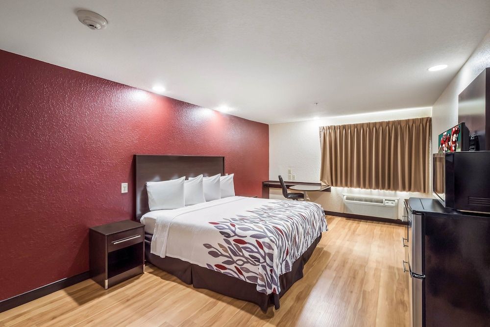 Red Roof Inn Ocala Superior Room, 1 King Bed (Smoke Free) 3