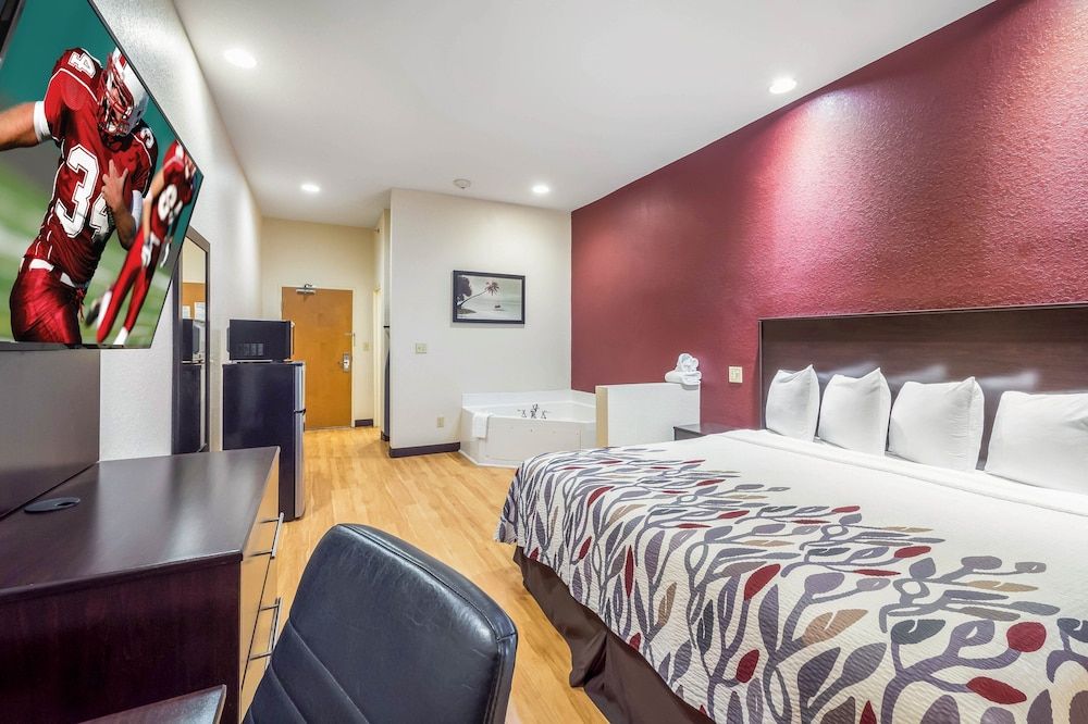 Suite, 1 King Bed, Jetted Tub (Smoke Free)