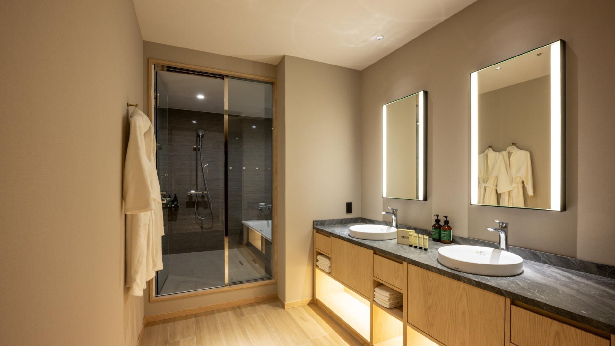 2 Twin Suite Lounge Access