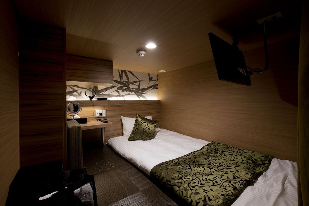 Capsule Room, Women only