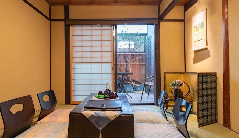 Traditional Duplex, 2 Bedrooms
