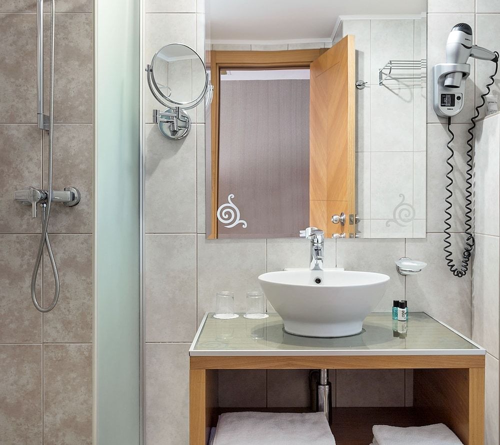 Marmara Hotel Budapest Standard Double Room, 1 Queen Bed 6