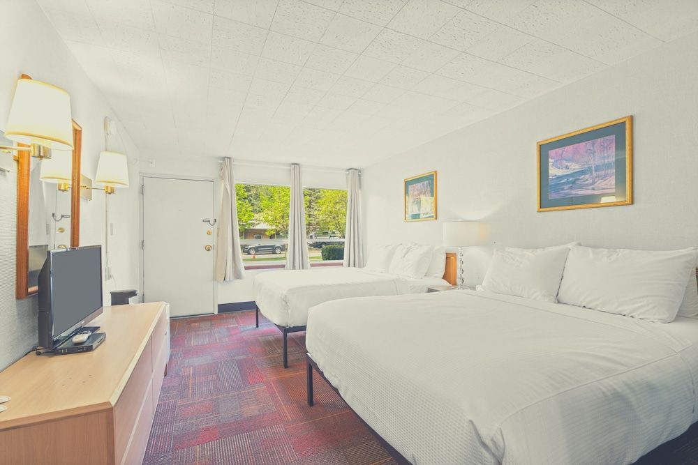 Stardust Motel Wallace Signature Room, 2 Queen Beds 3