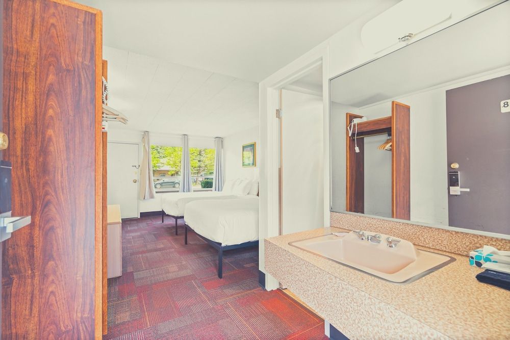 Stardust Motel Wallace Signature Room, 2 Queen Beds 6