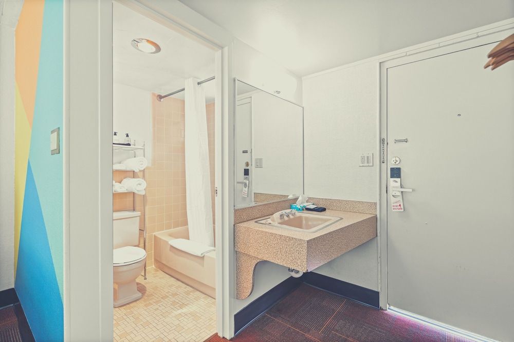 Stardust Motel Wallace Signature Room, 2 Queen Beds 5