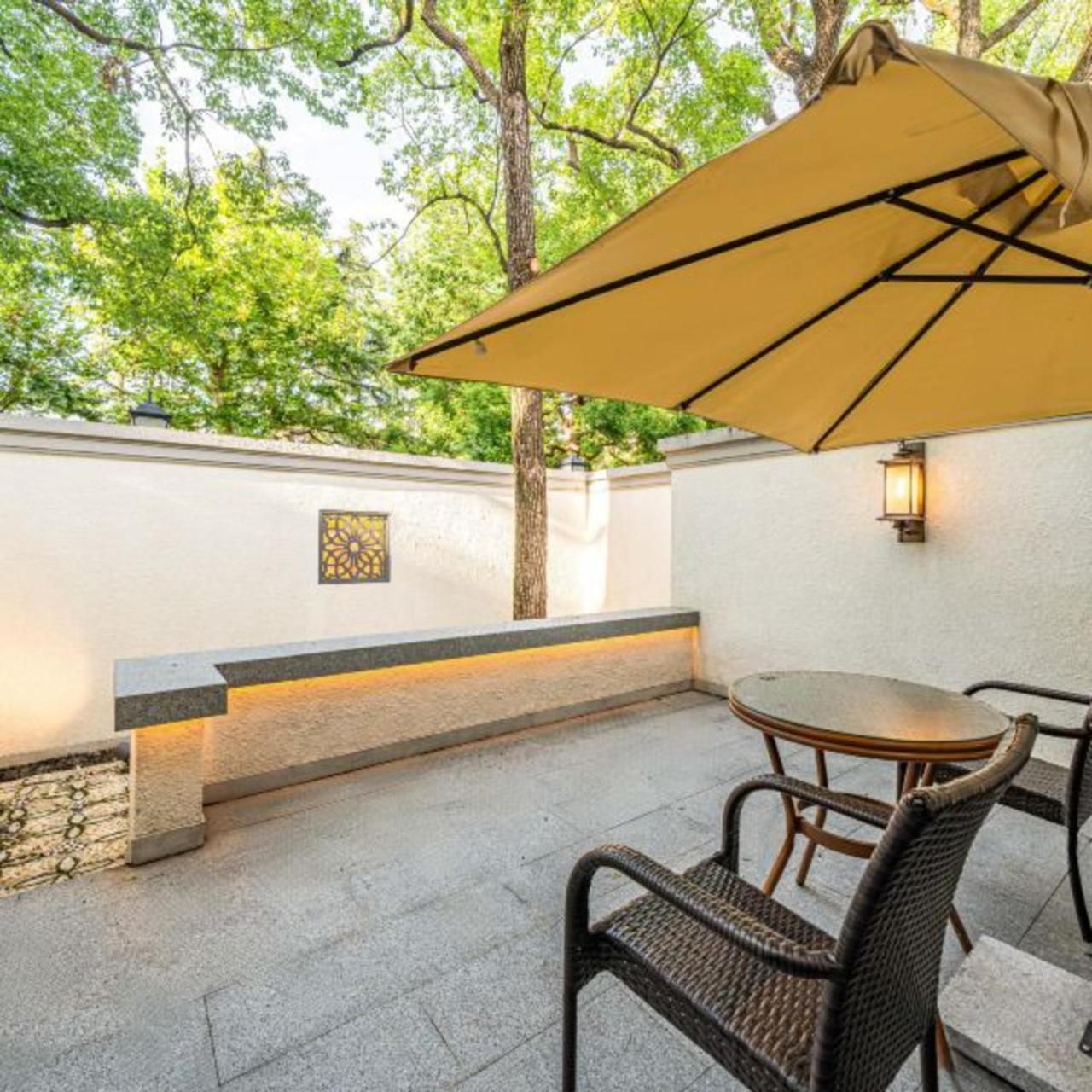 Courtyard King