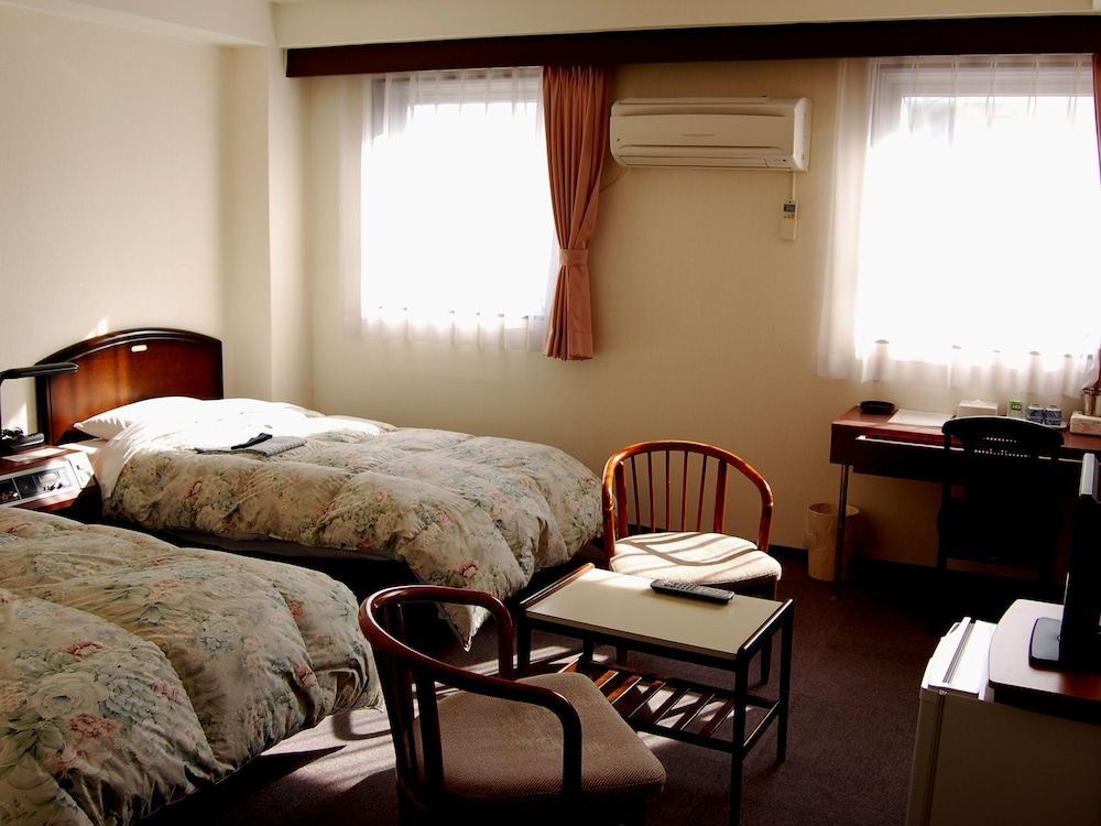 Twin Room, Smoking
