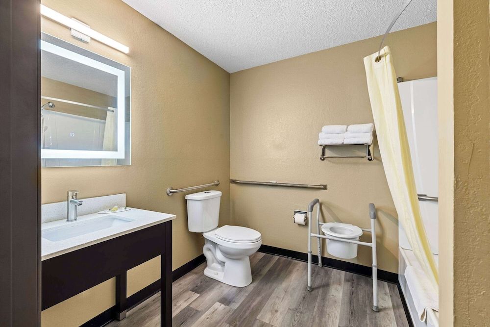 Room, 1 King Bed, Accessible, Bathtub