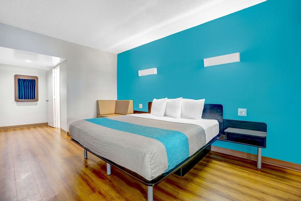 Standard Room, 1 King Bed, Accessible, Non Smoking