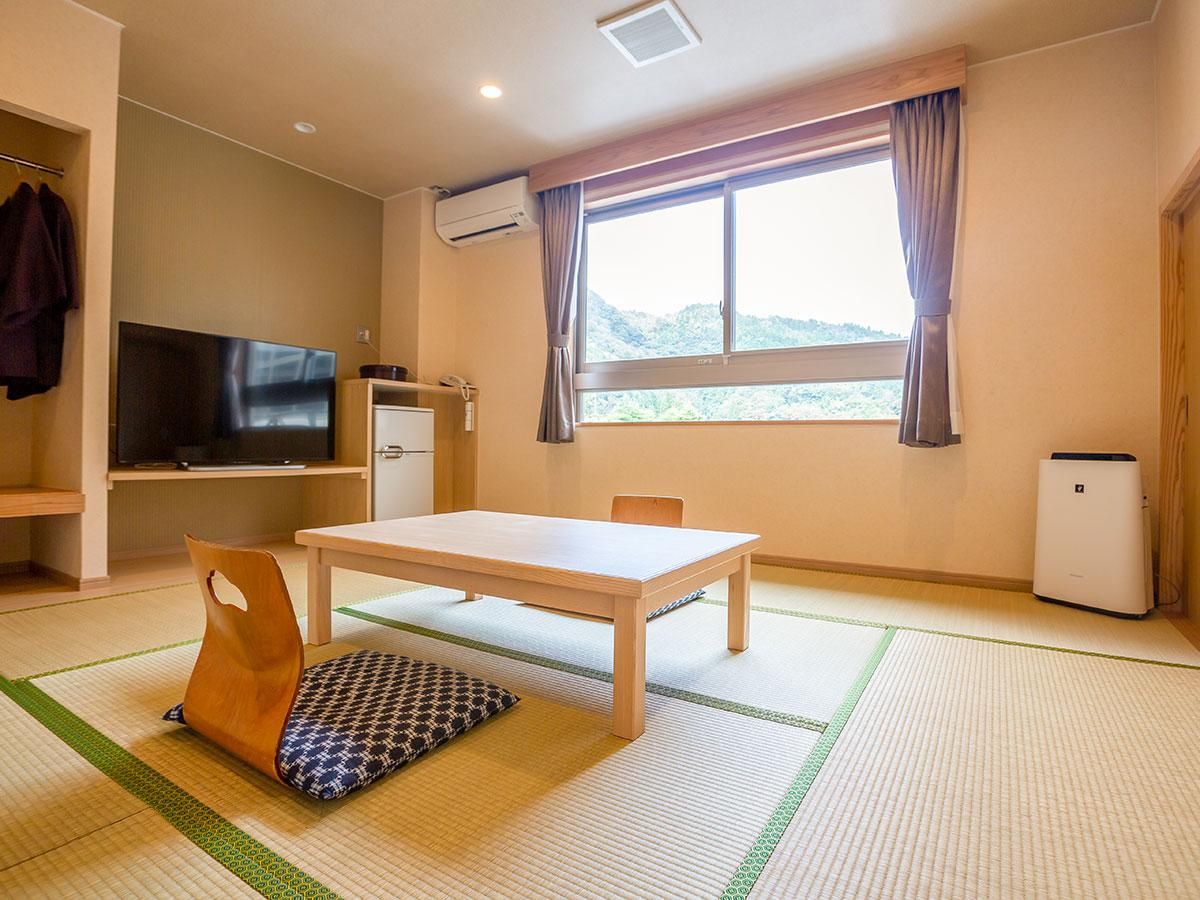 Standard Japanese-Style-Room with 8 Tatami with Shared Bathroom - Non-Smoking