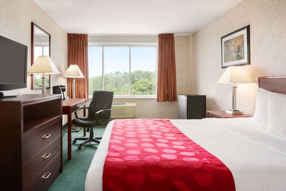 undefined Ramada Plaza by Wyndham Montreal 3