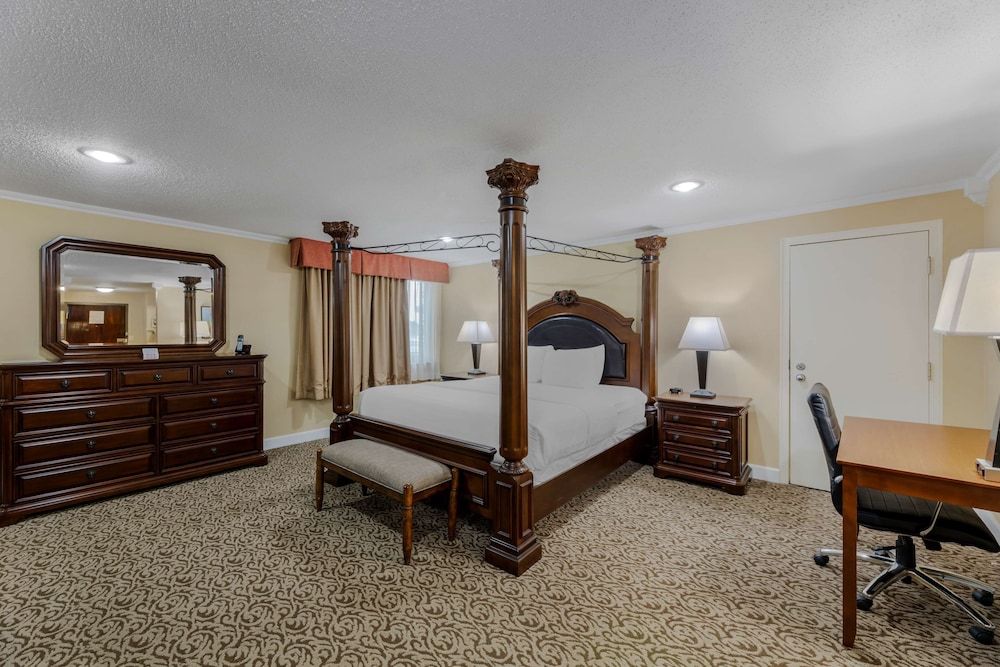 Best Western Plus Wooster Hotel & Conference Center Executive Suite, 1 King Bed, Non Smoking, Kitchenette 2