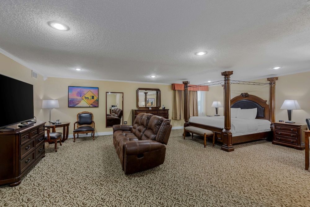 Best Western Plus Wooster Hotel & Conference Center Executive Suite, 1 King Bed, Non Smoking, Kitchenette 4