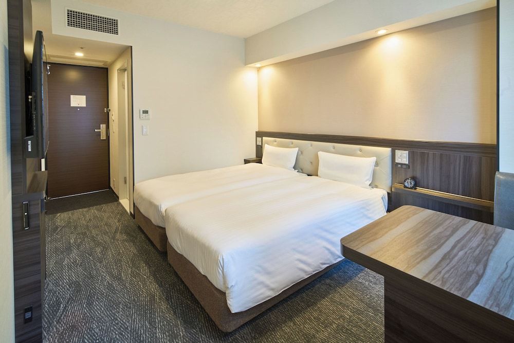 Twin Room, Smoking