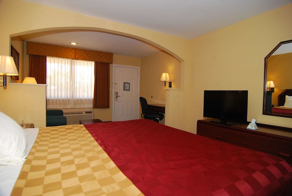 Standard Room, 1 King Bed, Accessible, Bathtub