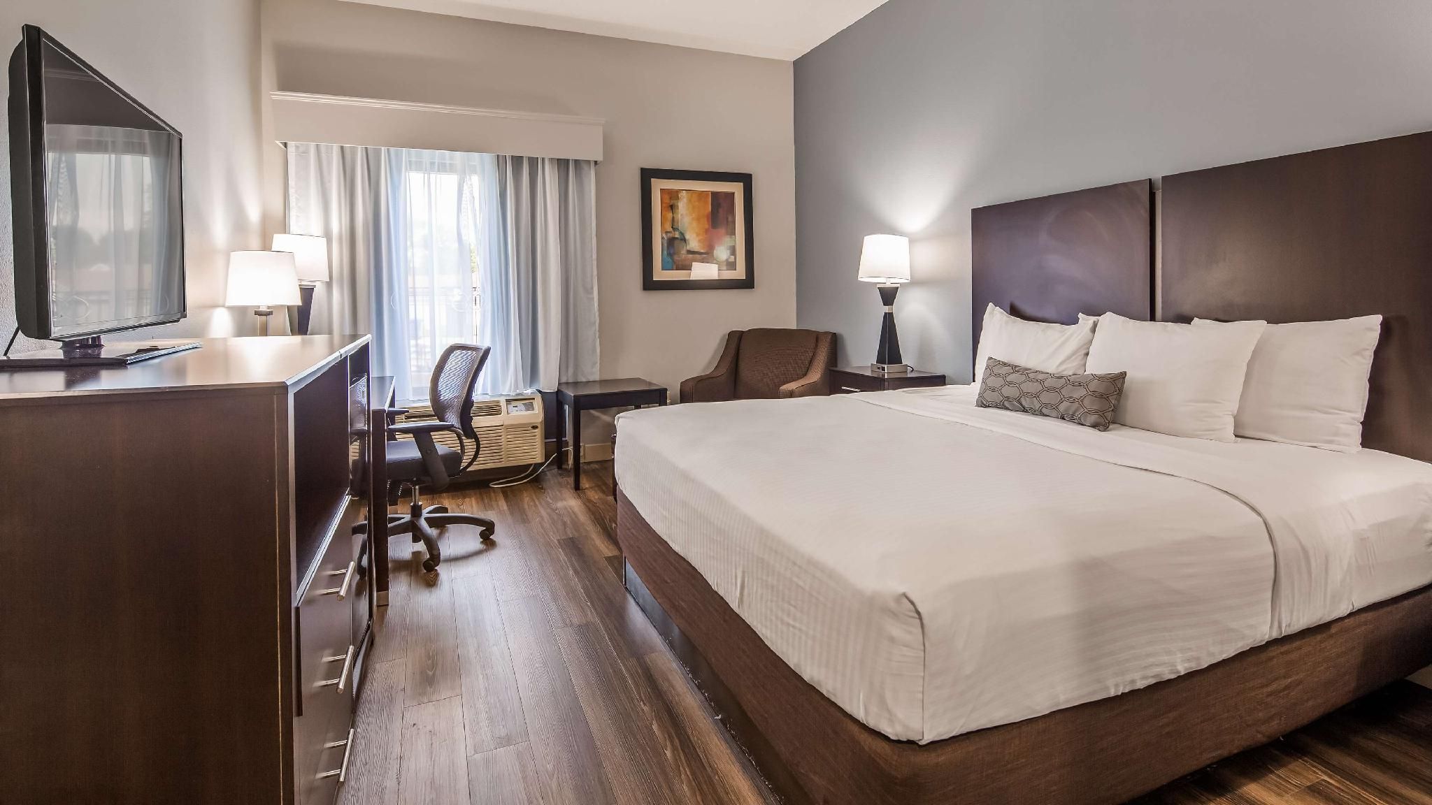 1 King Bed, Nonsmoking