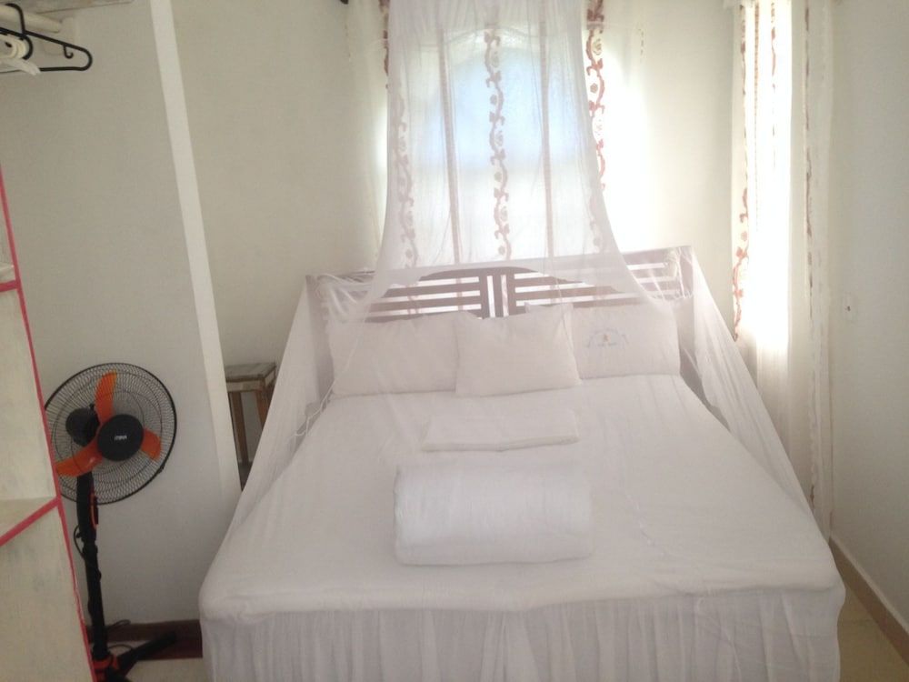 Coco-De-Ville Red Room East with Balcony