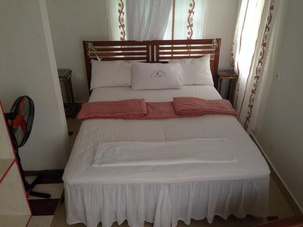 Coco-De-Ville Red Room East with Balcony 2