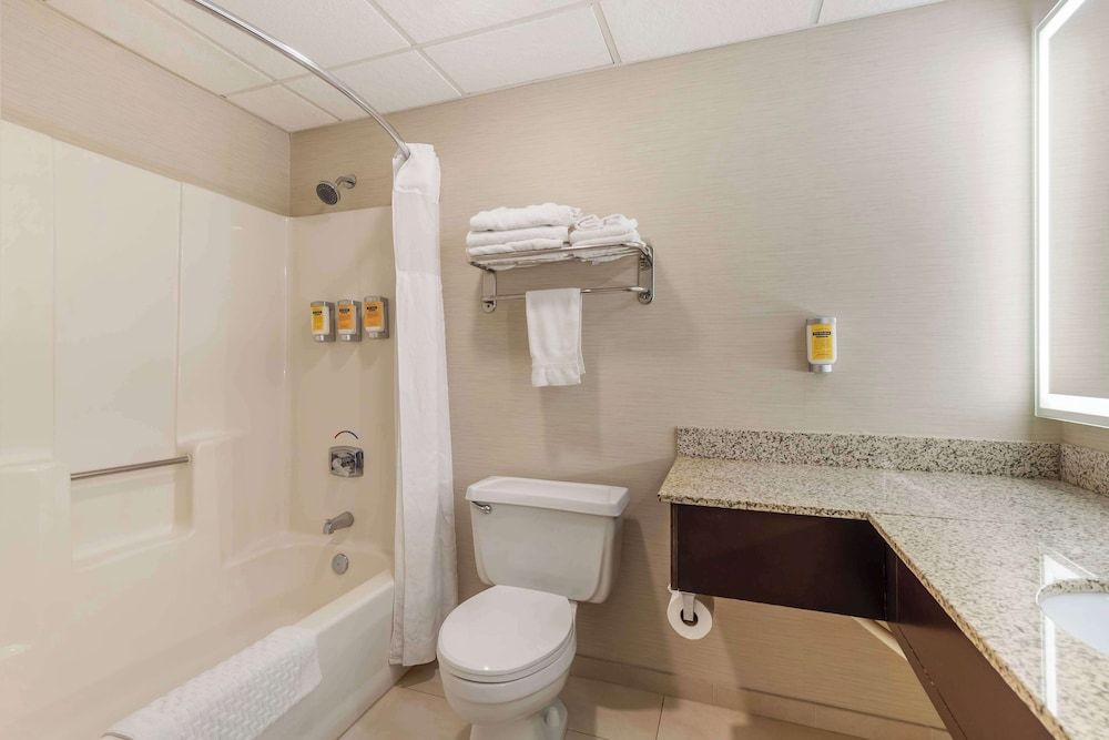 Best Western Plus Steeplegate Inn Business Suite, 1 King Bed, Non Smoking, Jetted Tub 5