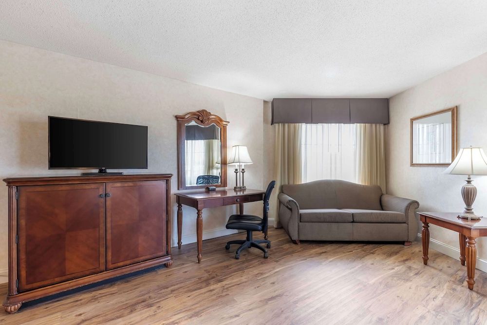 Best Western Plus Steeplegate Inn Business Suite, 1 King Bed, Non Smoking, Jetted Tub 6