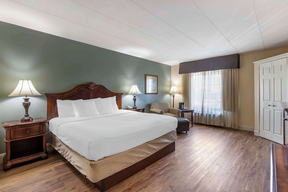 Best Western Plus Steeplegate Inn Standard Room, 1 Queen Bed, Accessible, Bathtub 3