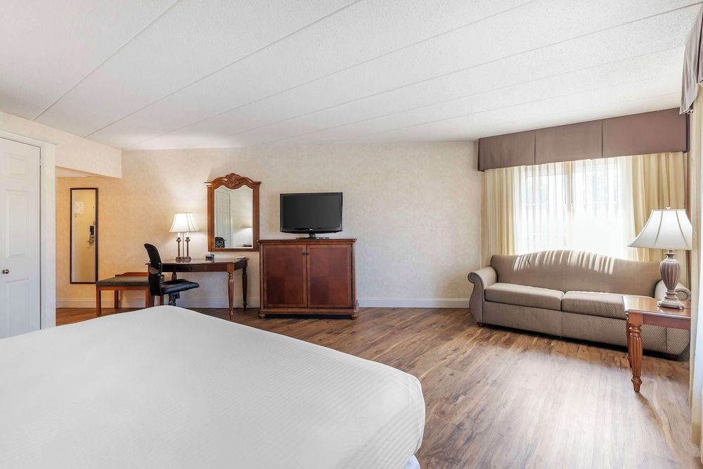 Best Western Plus Steeplegate Inn Business Room, 1 King Bed, Non Smoking (Oversized Room) 3