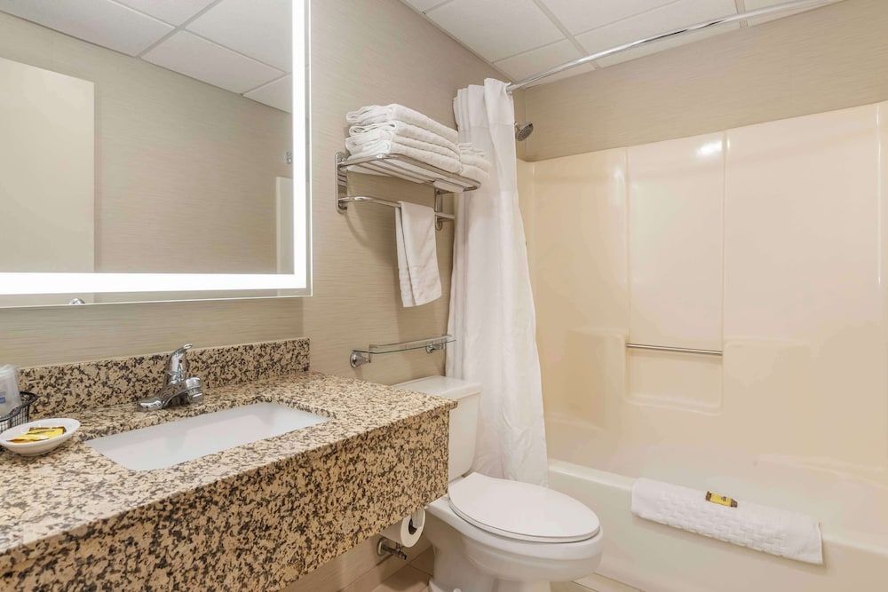 Best Western Plus Steeplegate Inn Standard Room, 1 Queen Bed, Accessible, Bathtub 4