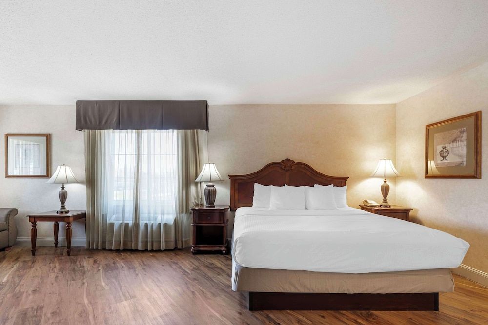 Best Western Plus Steeplegate Inn Business Suite, 1 King Bed, Non Smoking, Jetted Tub