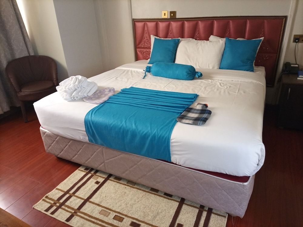 Sunshine Hotel Deluxe Double Room 6