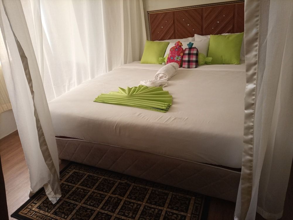 Sunshine Hotel Deluxe Double Room 4